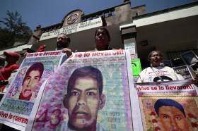 Padres de estudiantes desaparecidos de Ayodhya en una vigilia en Ciudad de México