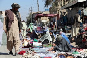Bild von Frauen auf den Straßen von Kabul, die Gegenstände verkaufen