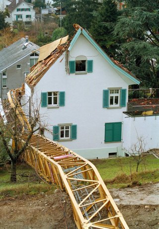 Zerstörtes Hausdach