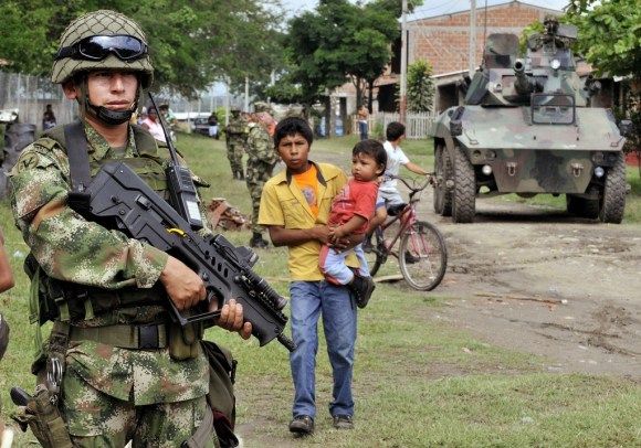 Un soldado resguarda poblado colombiano de Corinto