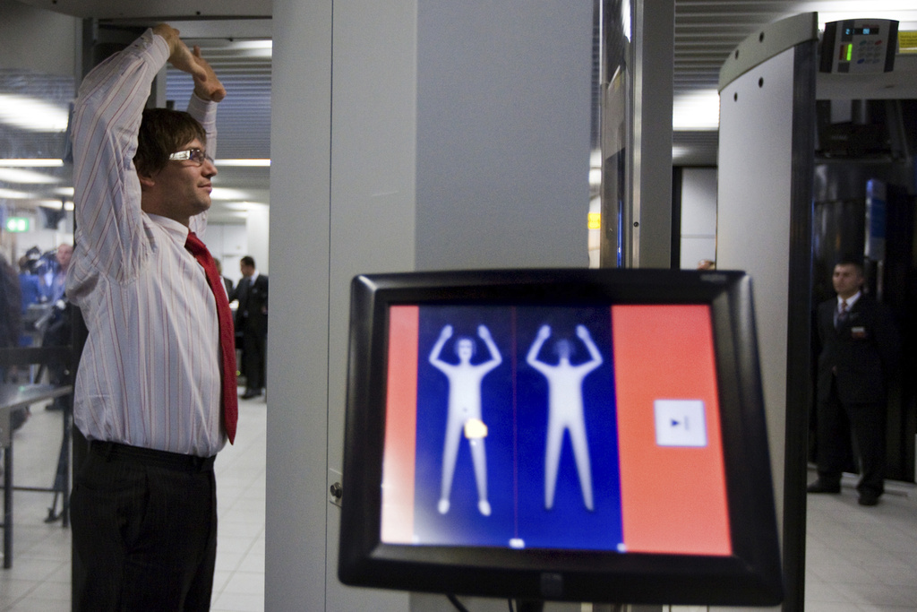 Airport body scanners divide Swiss - SWI