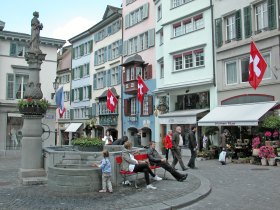 噴水の歴史を聞きながら旧市街を散策 Swi Swissinfo Ch